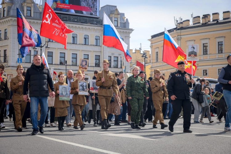 В Санкт-Петербурге сотрудники и военнослужащие Росгвардии обеспечили безопасность шествия "Бессмертного полка"