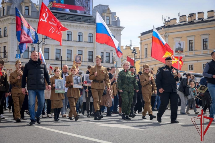 В Санкт-Петербурге сотрудники и военнослужащие Росгвардии обеспечили безопасность шествия "Бессмертного полка"