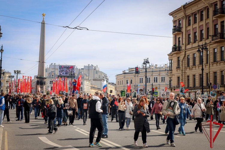 В Санкт-Петербурге сотрудники и военнослужащие Росгвардии обеспечили безопасность шествия "Бессмертного полка"