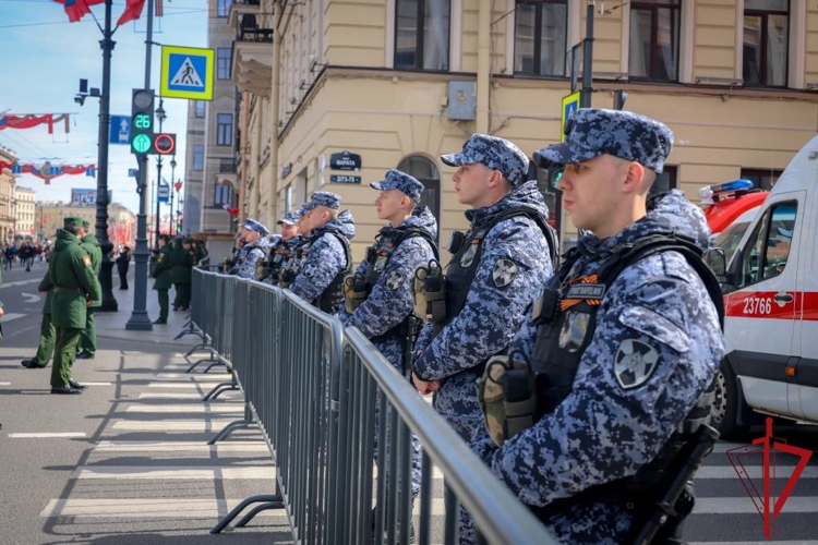 В Санкт-Петербурге сотрудники и военнослужащие Росгвардии обеспечили безопасность шествия "Бессмертного полка"
