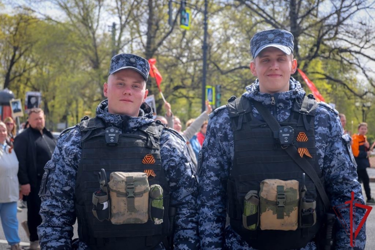 В Санкт-Петербурге сотрудники и военнослужащие Росгвардии обеспечили безопасность шествия "Бессмертного полка"