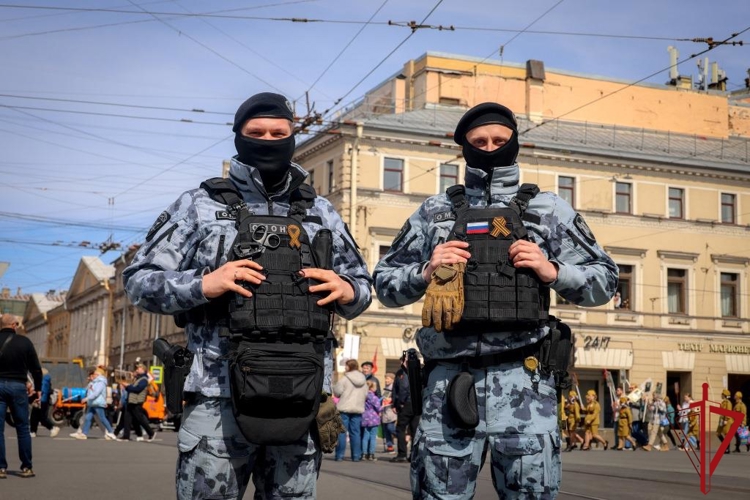 В Санкт-Петербурге сотрудники и военнослужащие Росгвардии обеспечили безопасность шествия "Бессмертного полка"