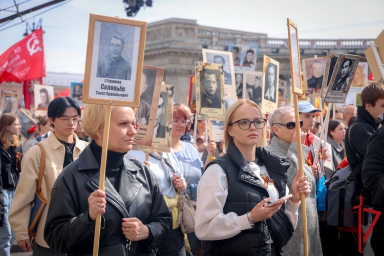 В Санкт-Петербурге сотрудники и военнослужащие Росгвардии обеспечили безопасность шествия "Бессмертного полка"