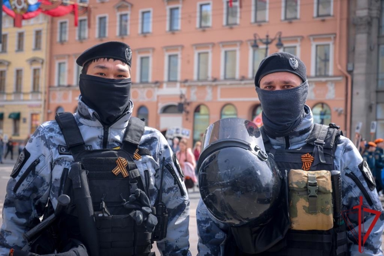 В Санкт-Петербурге сотрудники и военнослужащие Росгвардии обеспечили безопасность шествия "Бессмертного полка"