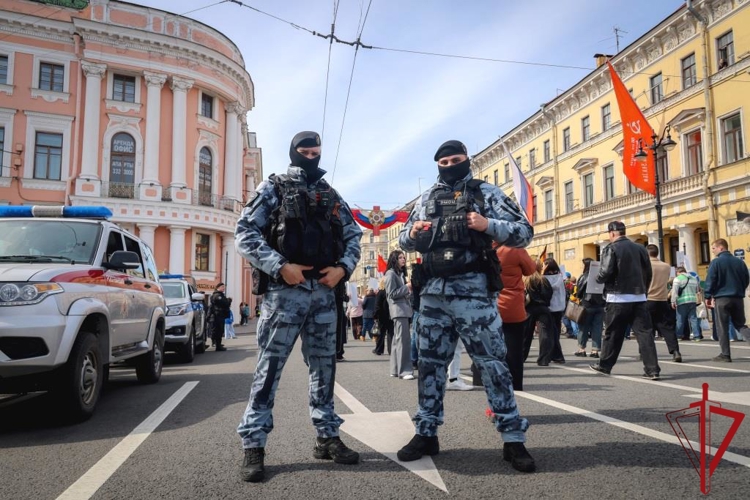 В Санкт-Петербурге сотрудники и военнослужащие Росгвардии обеспечили безопасность шествия "Бессмертного полка"