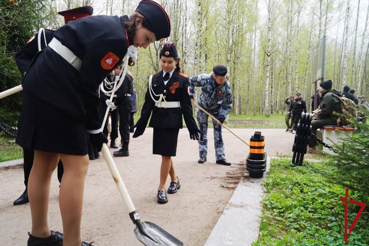 Сотрудники ОМОН "Бастион" приняли участие в международном субботнике на Синявинских высотах