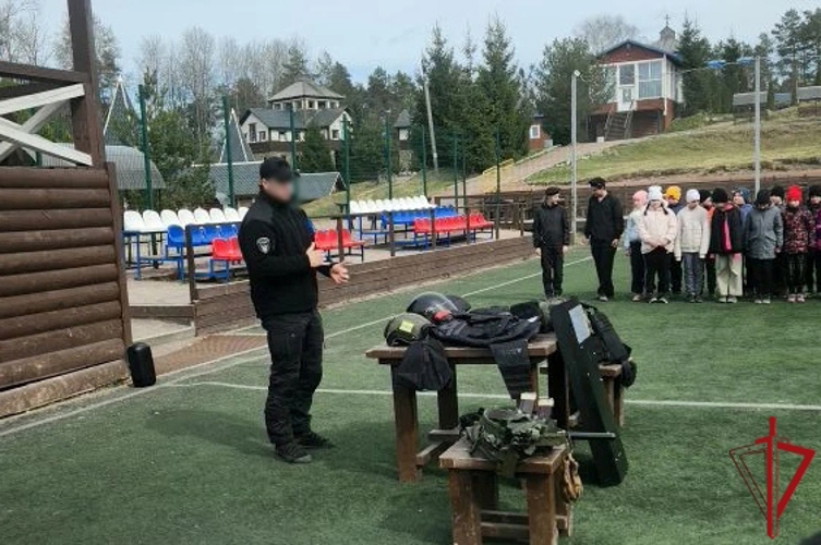 Сотрудники ОМОН Росгвардии провели мастер-класс в рамках весеннего военно-патриотического слета кадетов