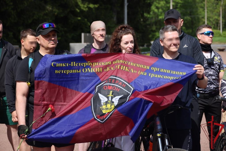 В Санкт-Петербурге сотрудники и ветераны ГУ Росгвардии приняли участие в велопробеге, посвященном 10-летию образования ведомства