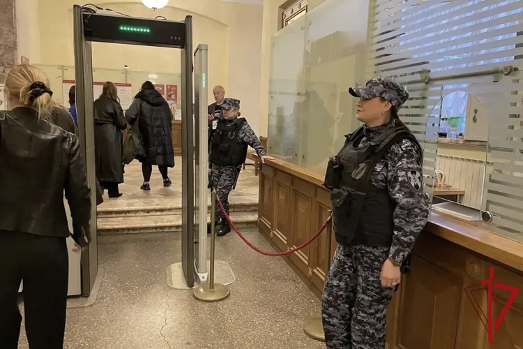 В Санкт-Петербурге сотрудники Росгвардии обеспечили безопасность во время проведения ежегодной акции «Ночь музеев»
