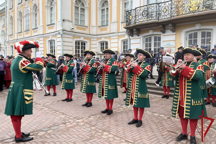 В Петергофе сотрудники Росгвардии обеспечили безопасность на Весеннем празднике фонтанов