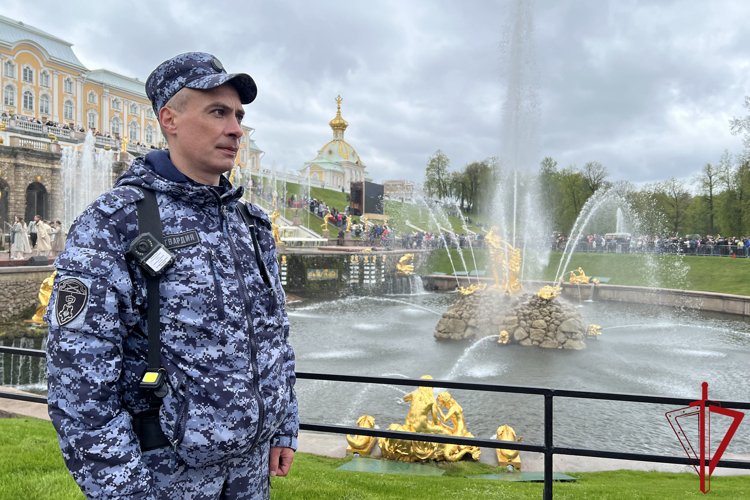 В Петергофе сотрудники Росгвардии обеспечили безопасность на Весеннем празднике фонтанов