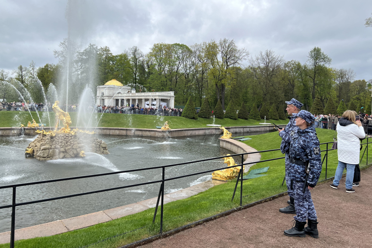В Петергофе сотрудники Росгвардии обеспечили безопасность на Весеннем празднике фонтанов
