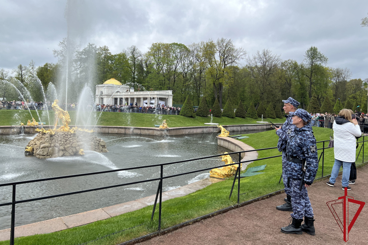 В Петергофе сотрудники Росгвардии обеспечили безопасность на Весеннем празднике фонтанов