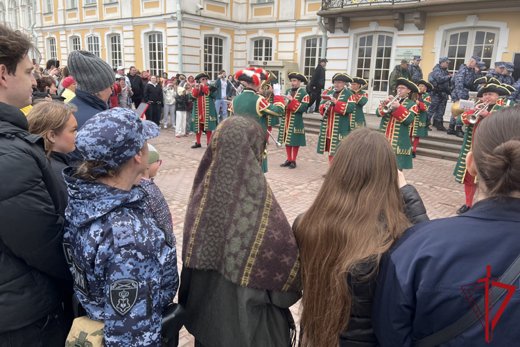 В Петергофе сотрудники Росгвардии обеспечили безопасность на Весеннем празднике фонтанов