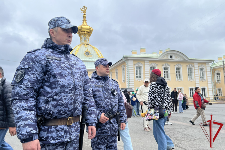 В Петергофе сотрудники Росгвардии обеспечили безопасность на Весеннем празднике фонтанов