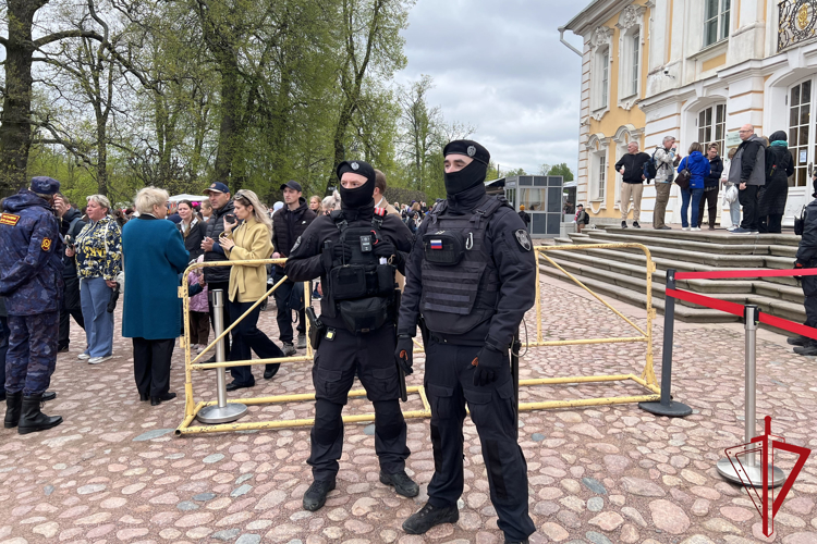 В Петергофе сотрудники Росгвардии обеспечили безопасность на Весеннем празднике фонтанов