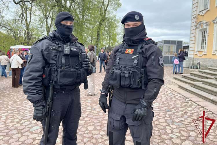 В Петергофе сотрудники Росгвардии обеспечили безопасность на Весеннем празднике фонтанов