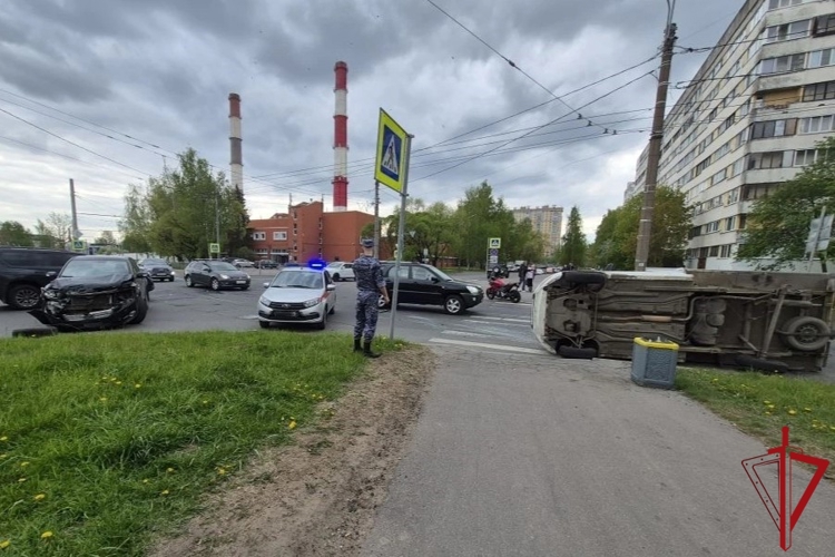 В Приморском районе сотрудники Росгвардии вызвали спасателей на место ДТП, в результате которого одна из машин опрокинулась