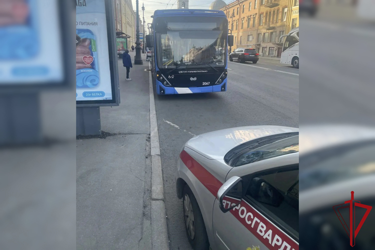 В Василеостровском районе сотрудники Росгвардии задержали правонарушителя, избившего женщину-кондуктора