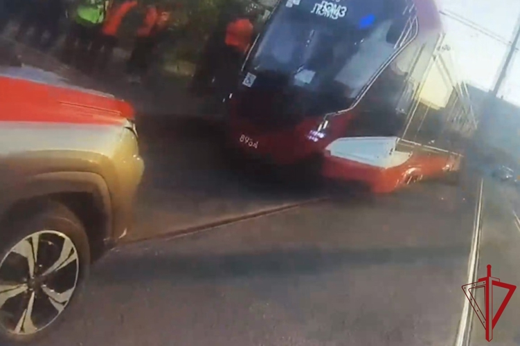 В Кировском районе наряд Росгвардии задержал хулиганов, спровоцировавших конфликт с кондуктором и бросивших бутылку в стекло трамвая