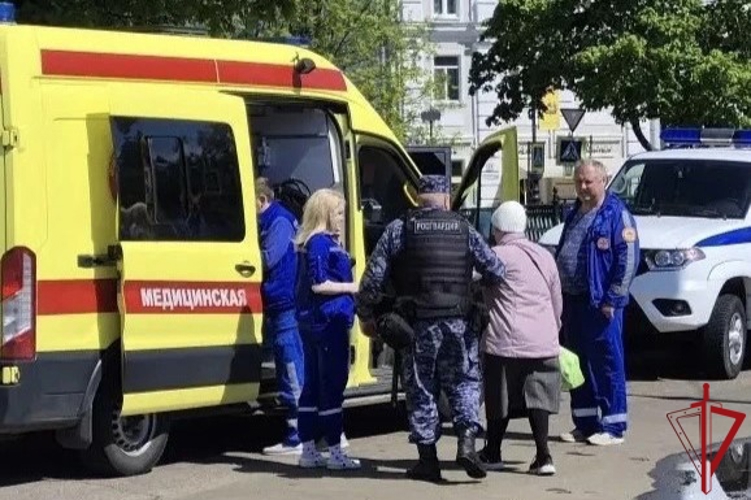 В Кронштадте наряд Росгвардии оказал доврачебную помощь пожилой женщине во время празднования Дня города
