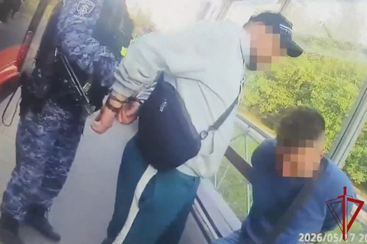 В Кировском районе наряд Росгвардии задержал хулиганов, спровоцировавших конфликт с кондуктором и бросивших бутылку в стекло трамвая