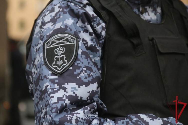 В Адмиралтейском районе росгвардейцы задержали дебошира, повредившего имущество одного из баров