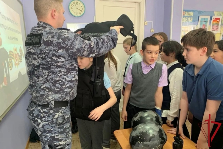 В Гатчине сотрудники Росгвардии провели встречу со школьниками, посвященную Дню Победы
