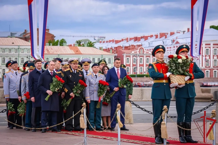 В честь Дня основания Санкт-Петербурга делегация Северо-Западного округа войск национальной гвардии РФ возложила цветы к памятнику Петру Великому