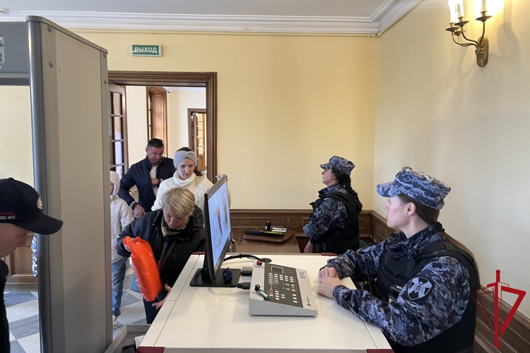В Санкт-Петербурге сотрудники Росгвардии обеспечили безопасность во время проведения ежегодной акции «Ночь музеев»