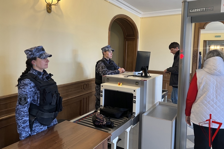 В Санкт-Петербурге сотрудники Росгвардии обеспечили безопасность во время проведения ежегодной акции «Ночь музеев»