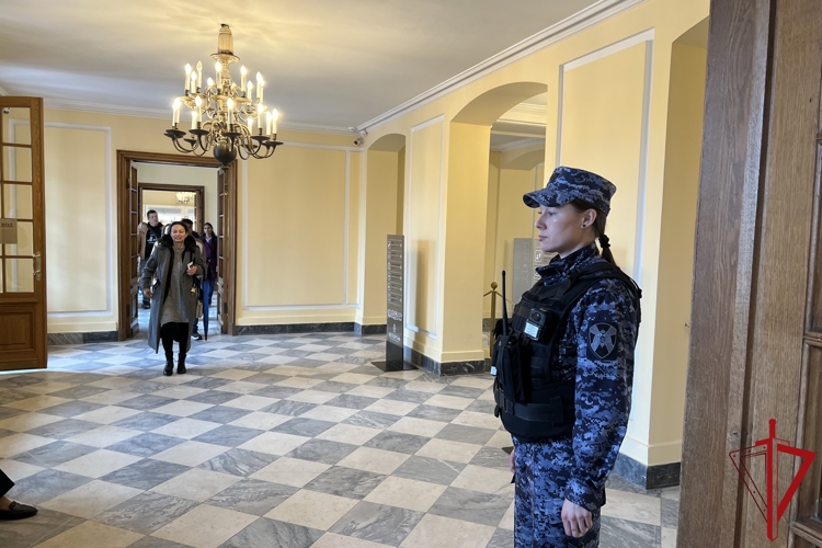 В Санкт-Петербурге сотрудники Росгвардии обеспечили безопасность во время проведения ежегодной акции «Ночь музеев»