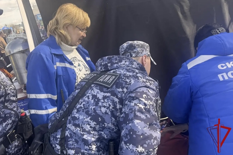 На Пионерской площади росгвардейцы оказали доврачебную помощь пожилой женщине на городском мероприятии
