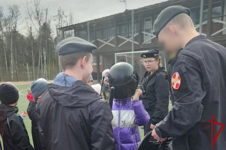 Сотрудники ОМОН Росгвардии провели мастер-класс в рамках весеннего военно-патриотического слета кадетов