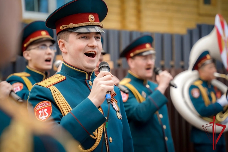 103-летнего ветерана войны и жителя блокадного Ленинграда поздравили парадом росгвардейцы в Санкт-Петербурге