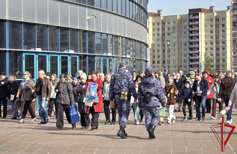 В Санкт-Петербурге сотрудники и военнослужащие Росгвардии обеспечили безопасность шествия "Бессмертного полка"