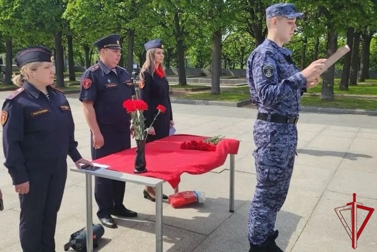 В Санкт-Петербурге сотрудники вневедомственной охраны Росгвардии торжественно приняли присягу