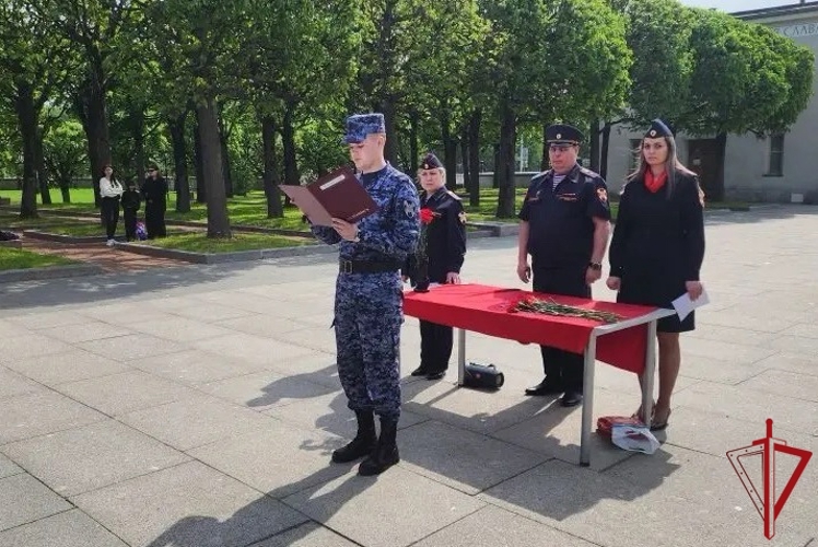 В Санкт-Петербурге сотрудники вневедомственной охраны Росгвардии торжественно приняли присягу