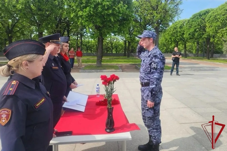 В Санкт-Петербурге сотрудники вневедомственной охраны Росгвардии торжественно приняли присягу
