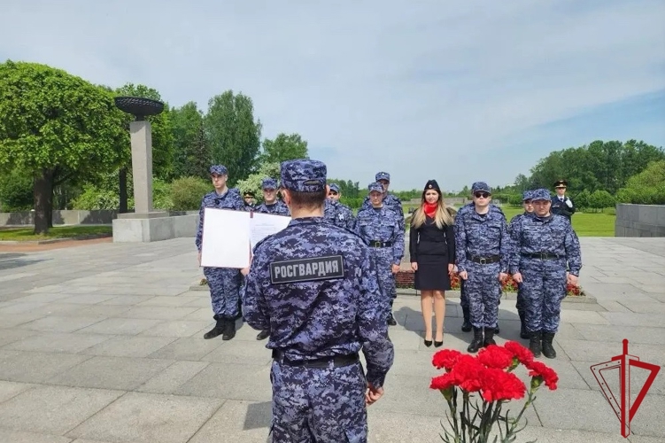 В Санкт-Петербурге сотрудники вневедомственной охраны Росгвардии торжественно приняли присягу