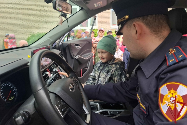 Петербургские росгвардейцы провели встречу с дошкольниками, приуроченную ко Дню защиты детей
