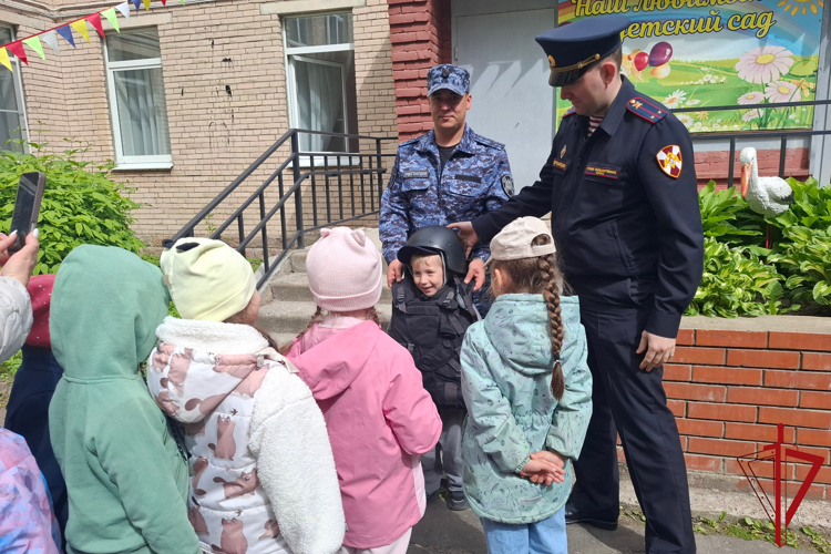 Петербургские росгвардейцы провели встречу с дошкольниками, приуроченную ко Дню защиты детей