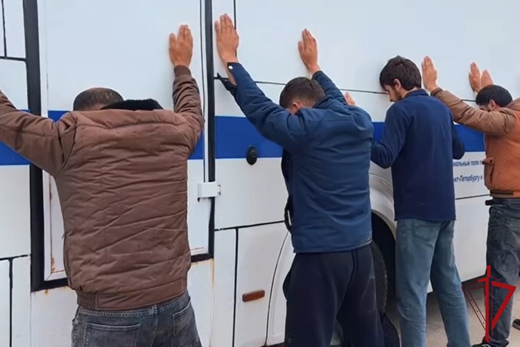 В Ленобласти ОМОН Росгвардии оказал содействие полиции в проведении рейда по проверке соблюдения ПДД и миграционного законодательства