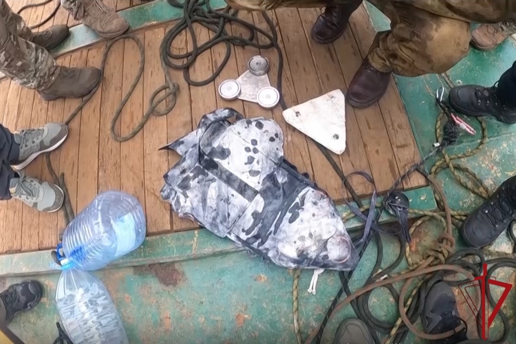 В порту "Усть-Луга" при участии сотрудников спецподразделений ГУ Росгвардии обнаружены и обезврежены взрывные устройства на прибывшем судне-газовозе