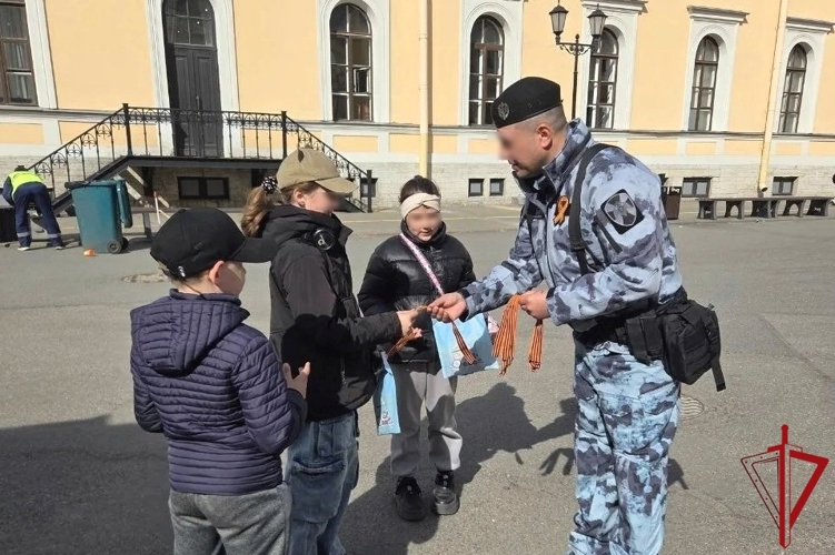 В День Победы сотрудники транспортного ОМОН "Балтика" присоединились к Всероссийской акции "Георгиевская ленточка"