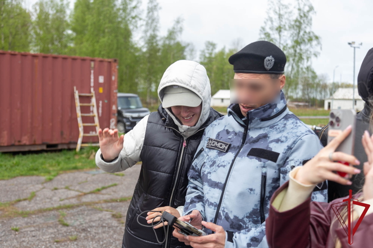 В Санкт-Петербурге сотрудники ОМОН «Бастион» Росгвардии провели для школьников мастер-класс по новому нормативу ГТО — управлению БПЛА
