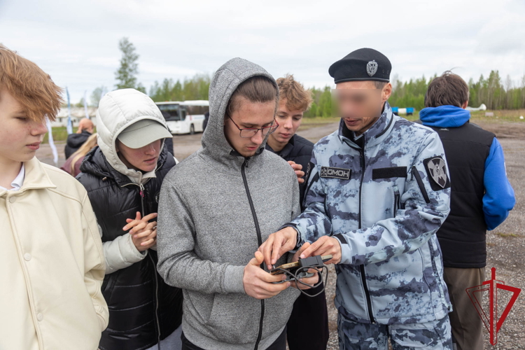 В Санкт-Петербурге сотрудники ОМОН «Бастион» Росгвардии провели для школьников мастер-класс по новому нормативу ГТО — управлению БПЛА