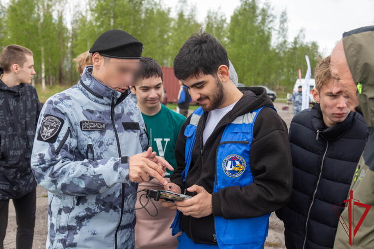 В Санкт-Петербурге сотрудники ОМОН «Бастион» Росгвардии провели для школьников мастер-класс по новому нормативу ГТО — управлению БПЛА