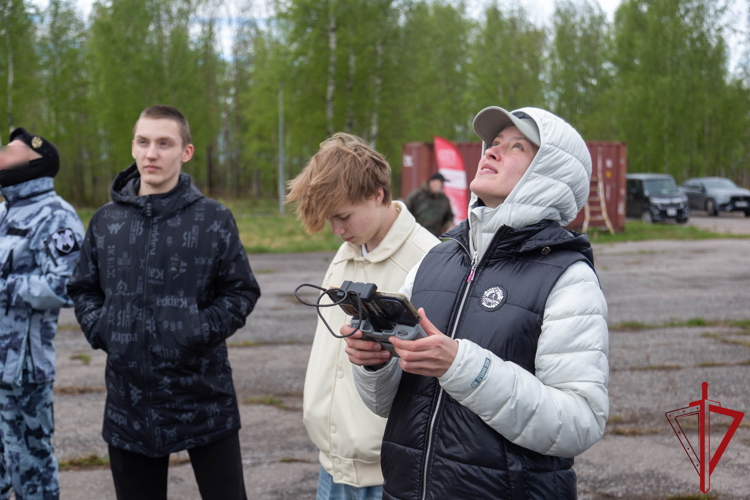 В Санкт-Петербурге сотрудники ОМОН «Бастион» Росгвардии провели для школьников мастер-класс по новому нормативу ГТО — управлению БПЛА