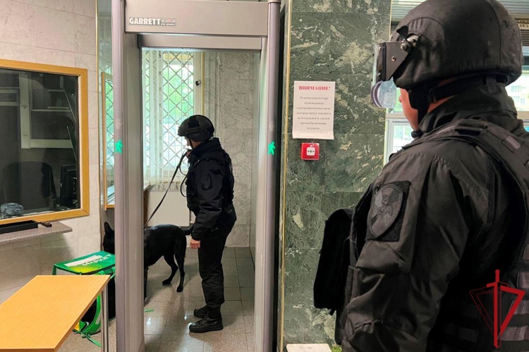Росгвардейцы провели занятия по задержанию преступников на охраняемом объекте